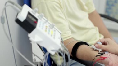 Hasta sinir aktivitesini test etmek için elektromiyografi. Sinir ve kas sorunlarını tespit etmek için modern bir tıbbi test. Profesyonel tanı koymak için mükemmel..
