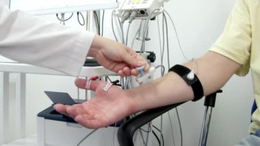 Hasta sinir aktivitesini test etmek için elektromiyografi. Sinir ve kas sorunlarını tespit etmek için modern bir tıbbi test. Profesyonel tanı koymak için mükemmel..