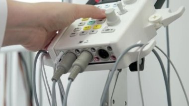 Hasta sinir aktivitesini test etmek için elektromiyografi. Sinir ve kas sorunlarını tespit etmek için modern bir tıbbi test. Profesyonel tanı koymak için mükemmel..