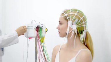 EEG testinden geçen kadın hasta modern sağlık hizmetleri ve hasta rahatlığı sergiliyor. İleri tanı teknolojisini ve hasta merkezli bakımı vurgulamak için mükemmel.