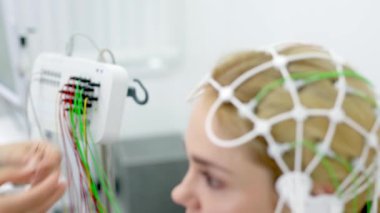 Hasta beyin aktivitesi taraması için hazırlanıyor. Modern tıbbi teşhisler ve sağlık teknolojisi için ideal..