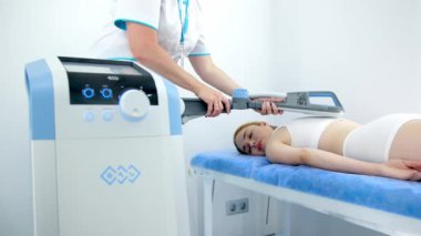 Bir fizyoterapist ileri elektromanyetik terapi uygular. Sırt ağrısını azaltmak için son teknoloji aletler kullanır. Etkili ağrı yönetimi ve rehabilitasyon tekniklerini göstermek için ideal.