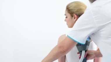 Bir fizyoterapist ileri elektromanyetik terapi uygular. Sırt ağrısını azaltmak için son teknoloji aletler kullanır. Etkili ağrı yönetimi ve rehabilitasyon tekniklerini göstermek için ideal.