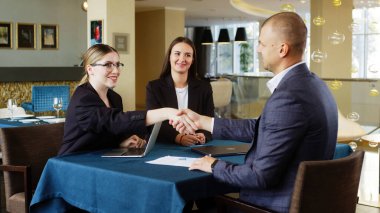 Modern bir çalışma ortamında çalışan bir grup insan, ekibin görev ve iş süreçlerini tartışıyor, iş kadını ve iş kadını, tokalaşıyor. Yönetici veya analitik koleksiyonu. 