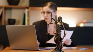 Genç iş kadını, gece geç saatlere kadar ofis masasında dokümanları yoğun bir şekilde gözden geçirir ve evlenme teklif eder. Bağlılık, gece yarısı çalışma ahlakı ve profesyonel odaklanma için ideal.