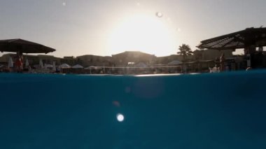 Tropikal tatil köyündeki yüzme havuzunun inanılmaz su altı manzarası