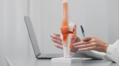 Modern klinik, sağlık ve tıp konseptinde insan kemikleri ve kaslarıyla çalışan doktorların yakın plan görüntüsü                