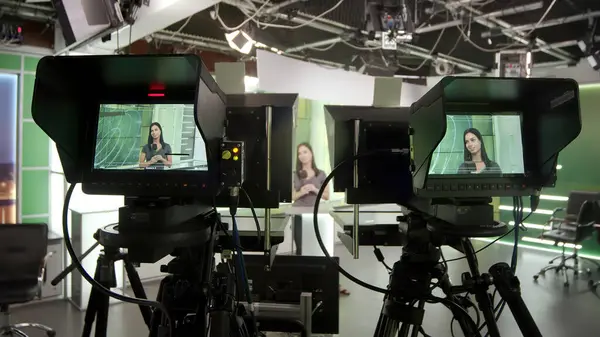 Işıklandırma ve ekiple birlikte en son model sinema kamerası sette. Profesyonel film ve video çekimleri, modern film teknikleri ve reklamcılık mükemmelliği sergileniyor.