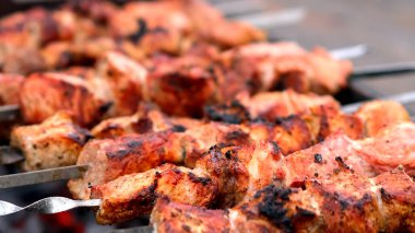 Izgarada ızgarada ızgara etin yakın plan görüntüsü.      