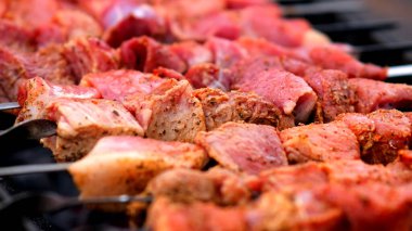 Izgarada ızgarada ızgara etin yakın plan görüntüsü.      