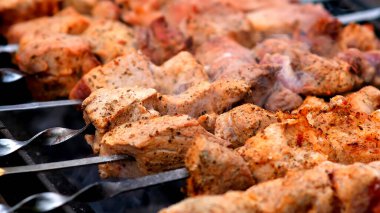 Izgarada ızgarada ızgara etin yakın plan görüntüsü.      