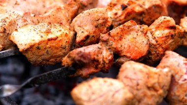 Izgarada ızgarada ızgara etin yakın plan görüntüsü.      