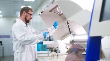 Kan analizi için bilimsel laboratuvar tüpleriyle çalışan bir bilim adamı. Klinik doktoru ve tıbbi teknisyen kan örnekleri üzerinde laboratuvar testleri yapıyor..