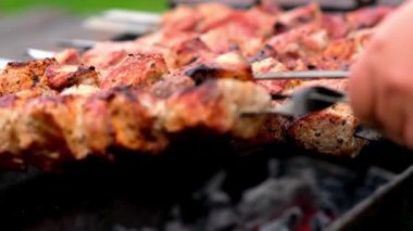 Izgarada ızgarada ızgara etin yakın plan görüntüsü.      