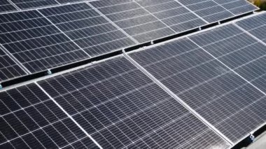 Mavi fotovoltaik güneş panellerinin yüzeyi, temiz ekolojik elektrik üretmek için çatıya monte edildi. Yenilenebilir enerji konsepti üretimi.