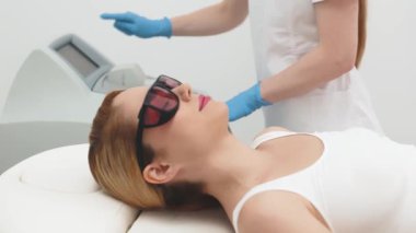 Güzellik uzmanı lazer tüyü temizlemeye hazırlanıyor. Modern bir klinikte profesyonel cilt bakımının ve güzellik tedavisinin aydınlatılması için ideal..