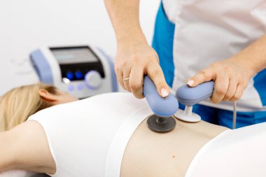 Modern bir klinikte gelişmiş TR-THERAPY diyabet seansı, ağrı kesici ve kas iyileşmesini hedef alıyor. Teknoloji harikası fizyoterapi tekniklerini ve yenilikçi sağlık çözümlerini sergilemek için ideal..