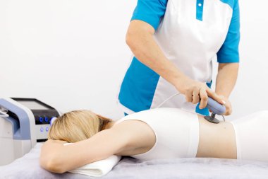 Modern bir klinikte gelişmiş TR-THERAPY diyabet seansı, ağrı kesici ve kas iyileşmesini hedef alıyor. Teknoloji harikası fizyoterapi tekniklerini ve yenilikçi sağlık çözümlerini sergilemek için ideal..