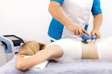Modern bir klinikte gelişmiş TR-THERAPY diyabet seansı, ağrı kesici ve kas iyileşmesini hedef alıyor. Teknoloji harikası fizyoterapi tekniklerini ve yenilikçi sağlık çözümlerini sergilemek için ideal..