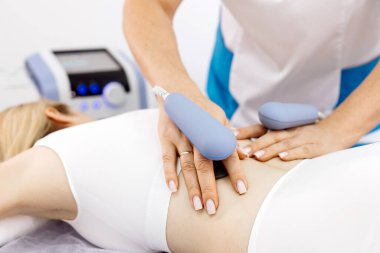 Modern bir klinikte gelişmiş TR-THERAPY diyabet seansı, ağrı kesici ve kas iyileşmesini hedef alıyor. Teknoloji harikası fizyoterapi tekniklerini ve yenilikçi sağlık çözümlerini sergilemek için ideal..