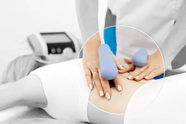 stock image Advanced TR-THERAPY diathermy session in a modern clinic, targeting pain relief and muscle recovery. Ideal for showcasing state-of-the-art physiotherapy techniques and innovative wellness solutions.