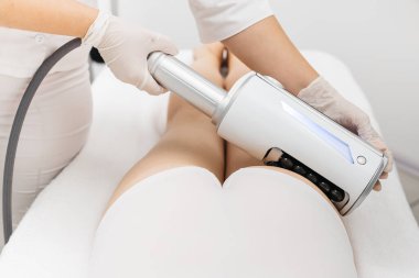 Derin selülit azaltımı ve vücut hatları için endosphere terapisi. Bir terapist cihazı modern bir klinikte uyguluyor, cilt yenilenmesini arttırıyor..