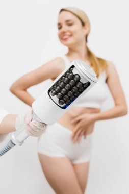 Derin selülit azaltımı ve vücut hatları için endosphere terapisi. Bir terapist cihazı modern bir klinikte uyguluyor, cilt yenilenmesini arttırıyor..