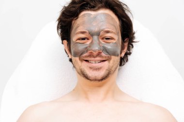 Yakışıklı bir adam güzellik uzmanından gençleştirici bir maske alır. Reklamınızda cilt gerdirme ve gelişmiş cilt bakımı. Profesyonel yüz bakımı için mükemmel..