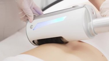 Derin selülit azaltımı ve vücut hatları için endosphere terapisi. Bir terapist cihazı modern bir klinikte uyguluyor, cilt yenilenmesini arttırıyor..