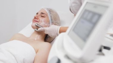 Kozmetik uzmanı yüz gençleştirme ve sıkma için RF kaldırma ameliyatı yapıyor. Bu müdahale etmeyen prosedür cildinizi sertleştirir ve pürüzsüzleştirir. Güzellik rutininizi geliştirir..