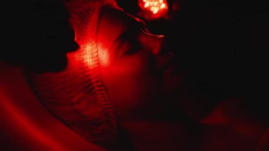 Kozmetik uzmanı yüz gençleştirme için LED ışık terapisi uyguluyor.. 