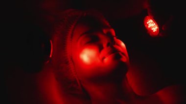 Kozmetik uzmanı yüz gençleştirme için LED ışık terapisi uyguluyor.. 