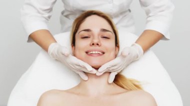 Bir kozmetolog modern bir güzellik kliniğinde ileri cilt bakım tekniklerini vurgulayarak yüz kremi uyguluyor. Reklamınızda birinci sınıf spa tedavilerini sergilemek için ideal..