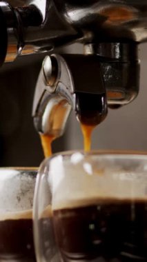 Kahve makinesinden dökülen espresso 'nun kapağını kapat.