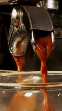 Kahve makinesinden dökülen espresso 'nun kapağını kapat.