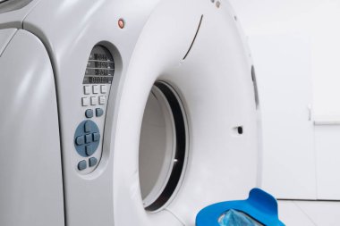 Modern MRI cihazı hastanede.                   