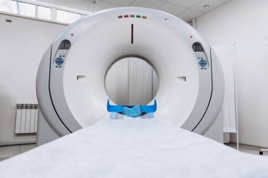 Modern MRI cihazı hastanede.                   