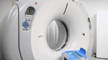 Modern MRI cihazı hastanede.                   