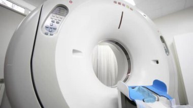 Modern MRI cihazı hastanede.                   