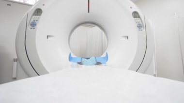 Modern MRI cihazı hastanede.                   