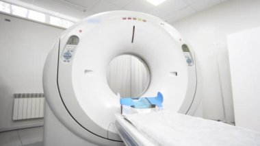 Modern MRI cihazı hastanede.                   