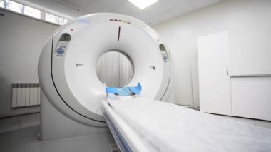 Modern MRI cihazı hastanede.                   