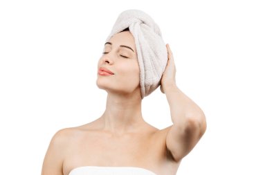 havlu izole beyaz arka plan üzerinde baş ile güzel bir genç kadın    