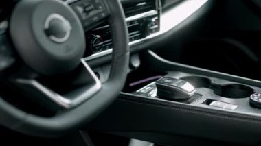 Gösterişli iç tasarımı ve modern kontrolleri gösteren bir araç gösterge panelinin yakın çekimi. Otomotiv içlerini ve ileri teknolojiyi vurgulamak için mükemmel.      