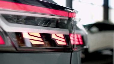 Modern bir arabadaki gelişmiş araba farları teknolojisi. Gösterişli tasarım yolu aydınlatıyor, yenilik sergiliyor ve gece görüş mesafesini arttırıyor..