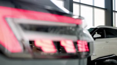 Modern bir arabadaki gelişmiş araba farları teknolojisi. Gösterişli tasarım yolu aydınlatıyor, yenilik sergiliyor ve gece görüş mesafesini arttırıyor..