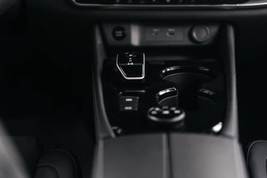 Gösterişli iç tasarımı ve modern kontrolleri gösteren bir araç gösterge panelinin yakın çekimi. Otomotiv içlerini ve ileri teknolojiyi vurgulamak için mükemmel.      