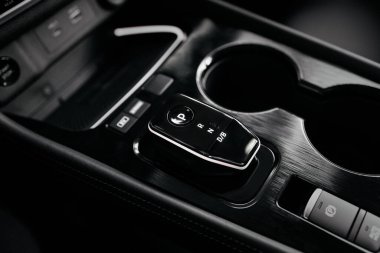 Gösterişli iç tasarımı ve modern kontrolleri gösteren bir araç gösterge panelinin yakın çekimi. Otomotiv içlerini ve ileri teknolojiyi vurgulamak için mükemmel.      