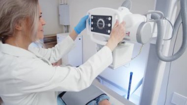 Bayan doktor hastayı röntgen taramasına hazırlıyor.