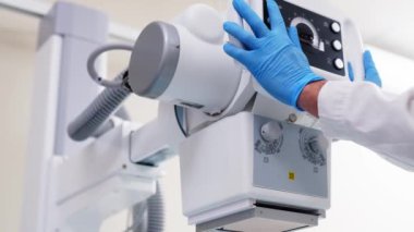 Doktor 'un ellerinin tıbbi ekipmanları taşıdığı yere yakın çekim.